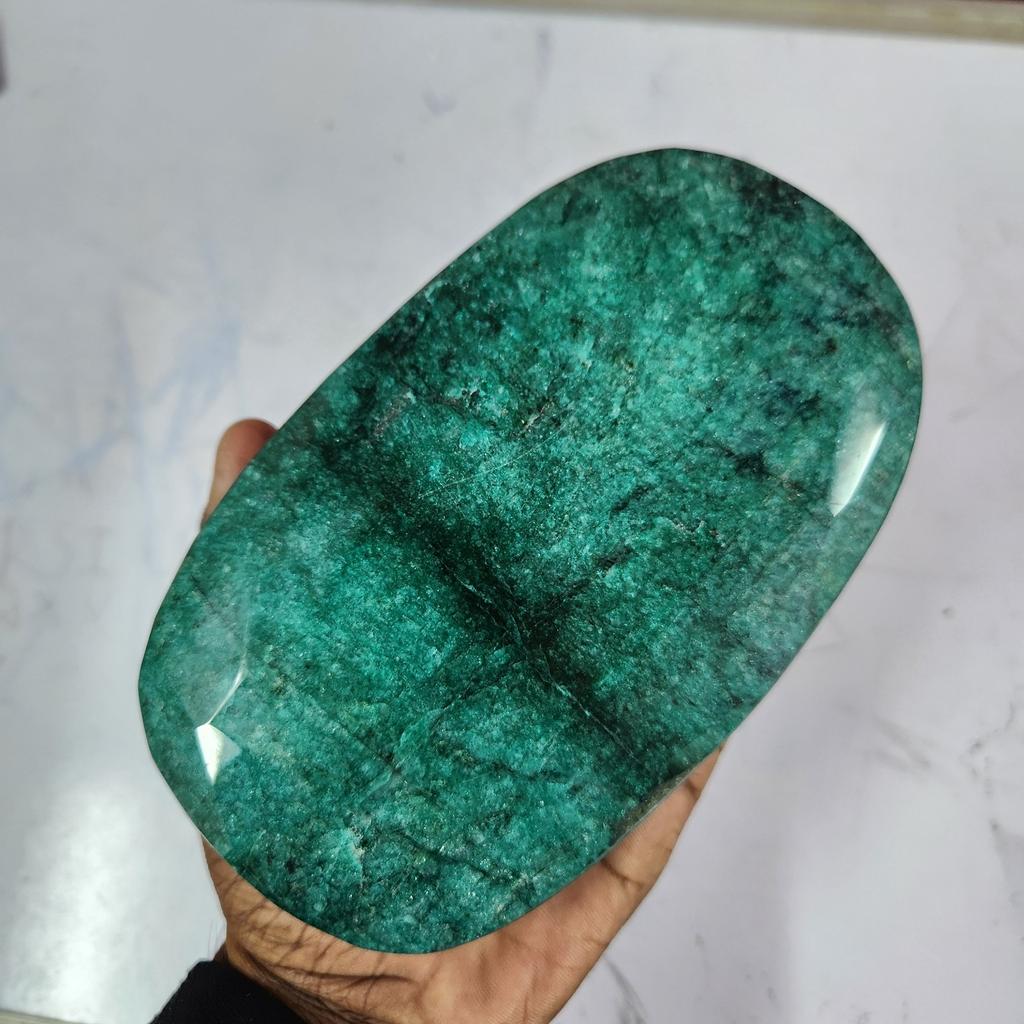 Натуральный Изумруд Зеленый Овальной Огранки Большого Размера 6520 Карат Свободный Драгоценный Камень Добытый в Земле
