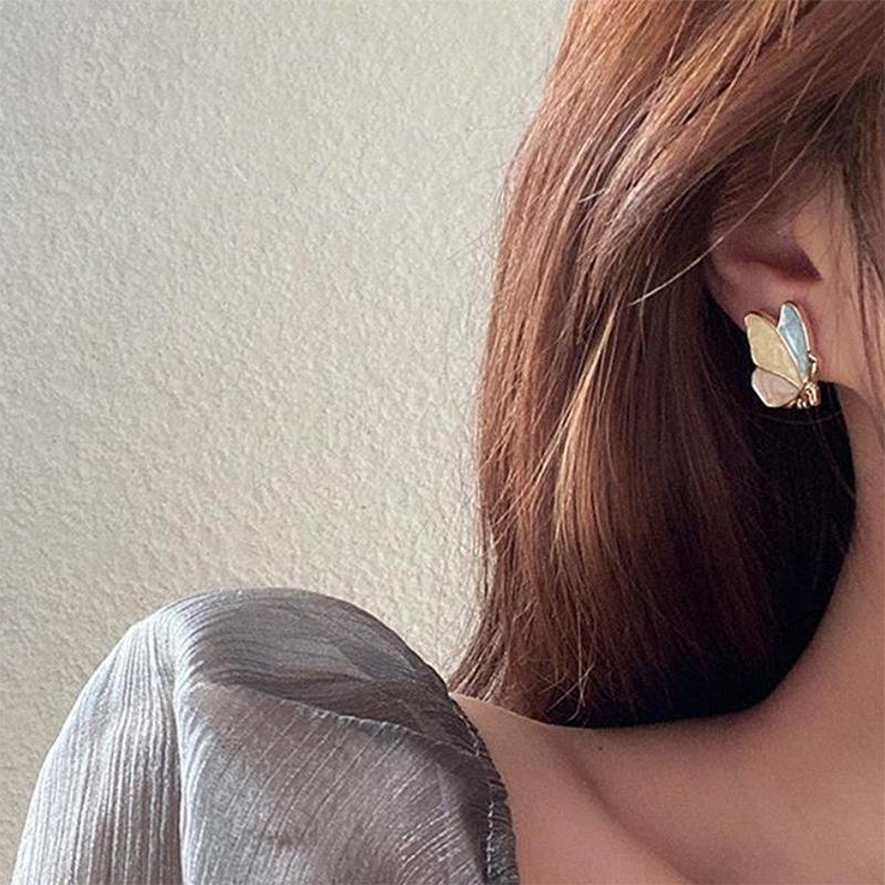 Серьги-гвоздики из серебра 925 пробы с маленькими свежими бабочками, корейская версия, сладкие капающие масляные контрастные серьги, простые женские серьги
