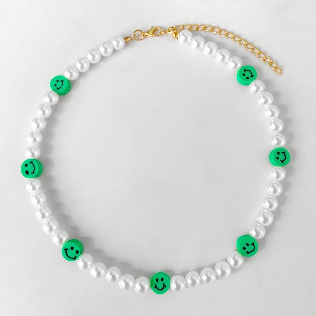 Популярная личность Простое улыбающееся лицо Жемчужное ожерелье Модная девушка улыбающееся лицо Ожерелье