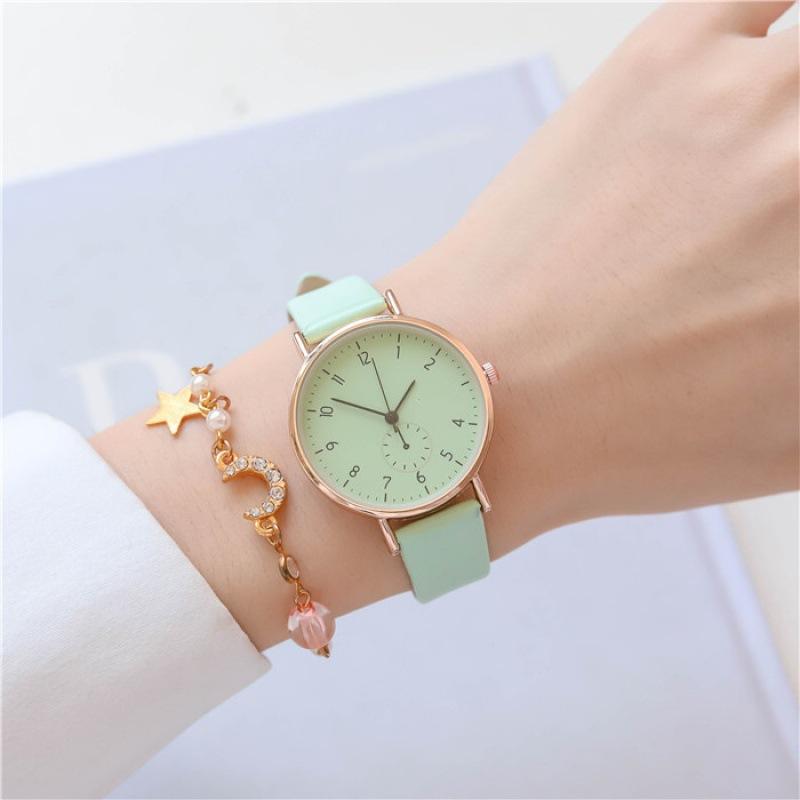 Посмотрите ретро-литературную маленькую свежую сотню учащихся старших классов женского пола в минималистском стиле