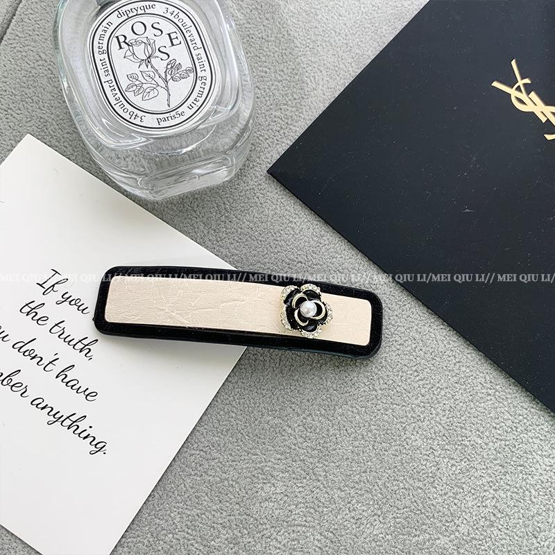 Elegant Black & White Camellia Hairpin - Classic French Style, Luxurious Bangs Clip, All-Match Hair Accessory for Women.