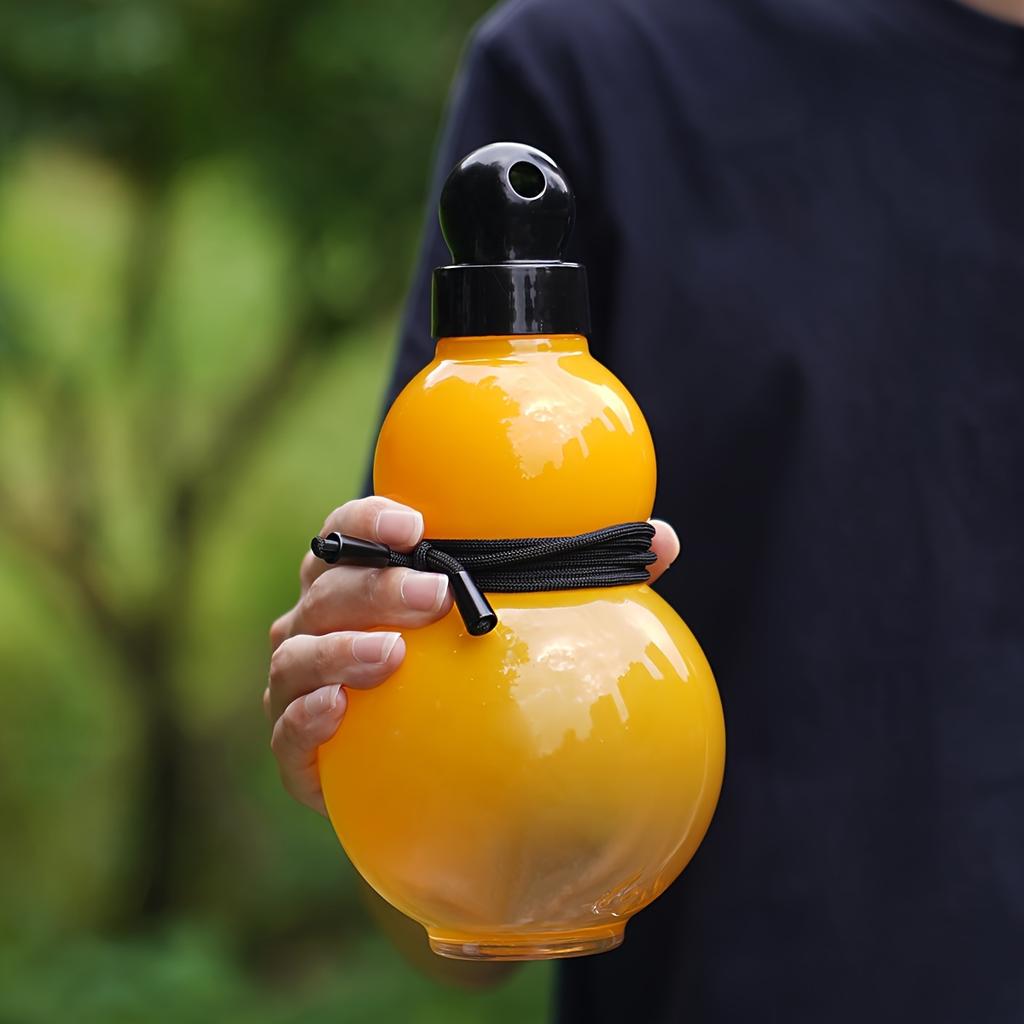 1item A portable gourd-shaped water bottle