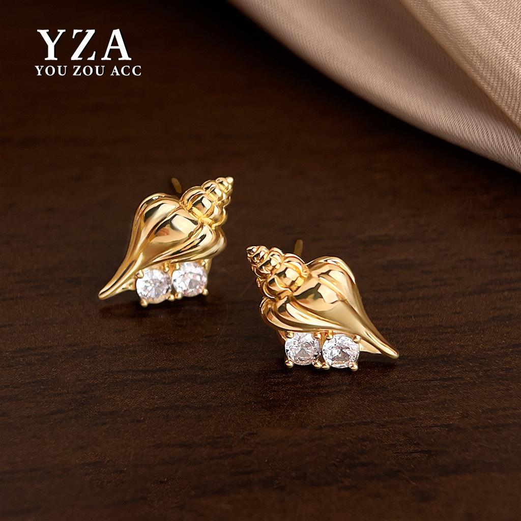 Серьги-гвоздики из полированного металла в форме раковины с цирконами: Простой, Легкий Люкс в Отпускном Стиле для Женщин