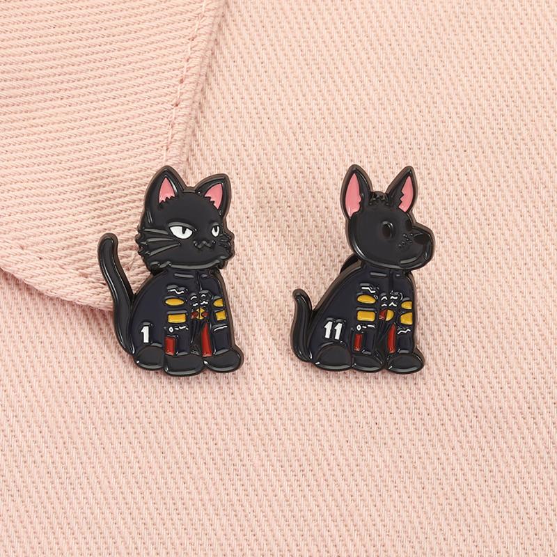 Эмалевые значки F1 Racing Cat Dog Мультяшное животное Брошь из сплава Значок на лацкан Рюкзак Модные ювелирные аксессуары Подарок для друзей