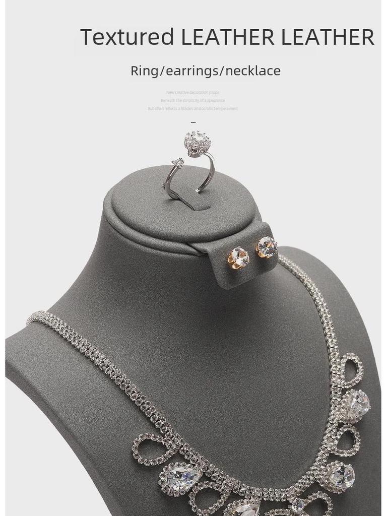 Витрина ювелирного магазина: Набор подставок для ожерелий и серег