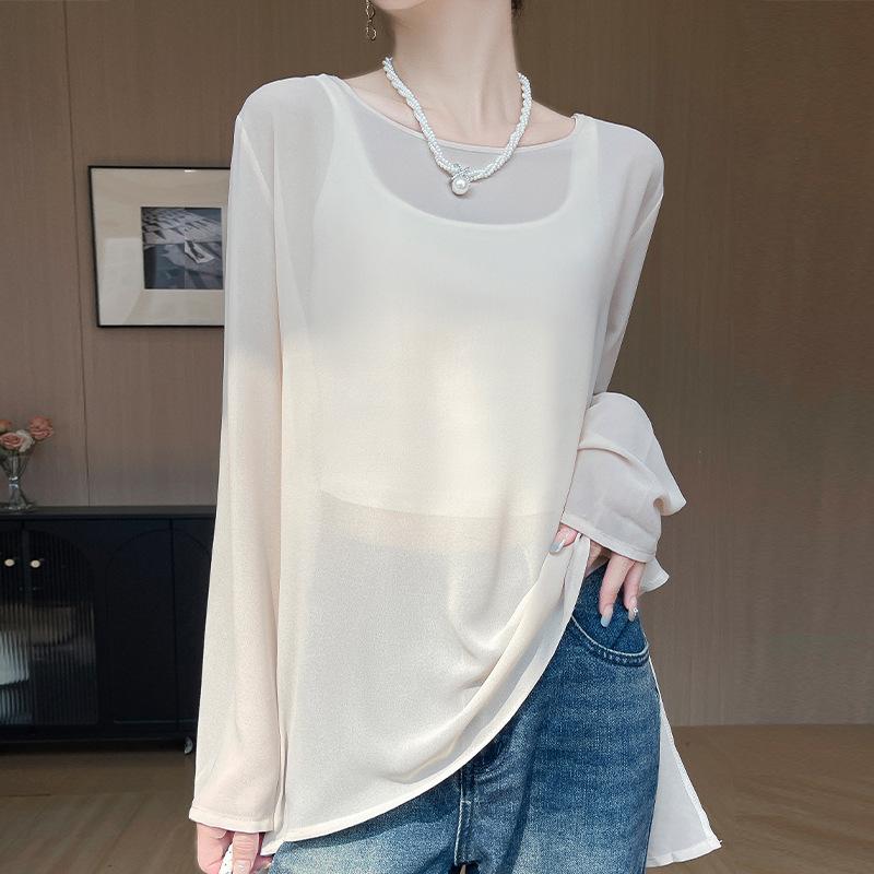 The New Niche Design of The Slightly Transparent Smock Is Fashionable and Versatile, with A Round Neck and A Light Air-conditioned Shirt