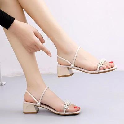 Женские сандалии лето 2025 новые толстый каблук плоская подошва универсальные нежный сказочный стиль повседневные жемчуг открытый носок два способа ношения крутые шлепанцы