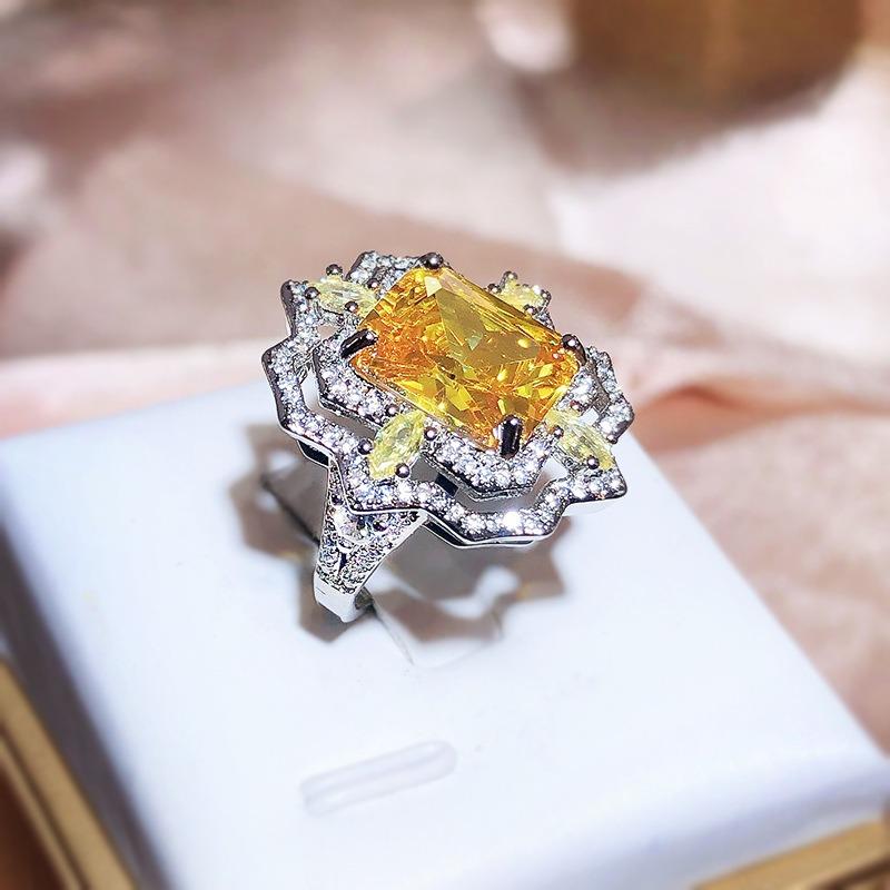 Кольцо с бриллиантами из высокотехнологичного цветного бриллианта с огранкой «ледяной цветок»