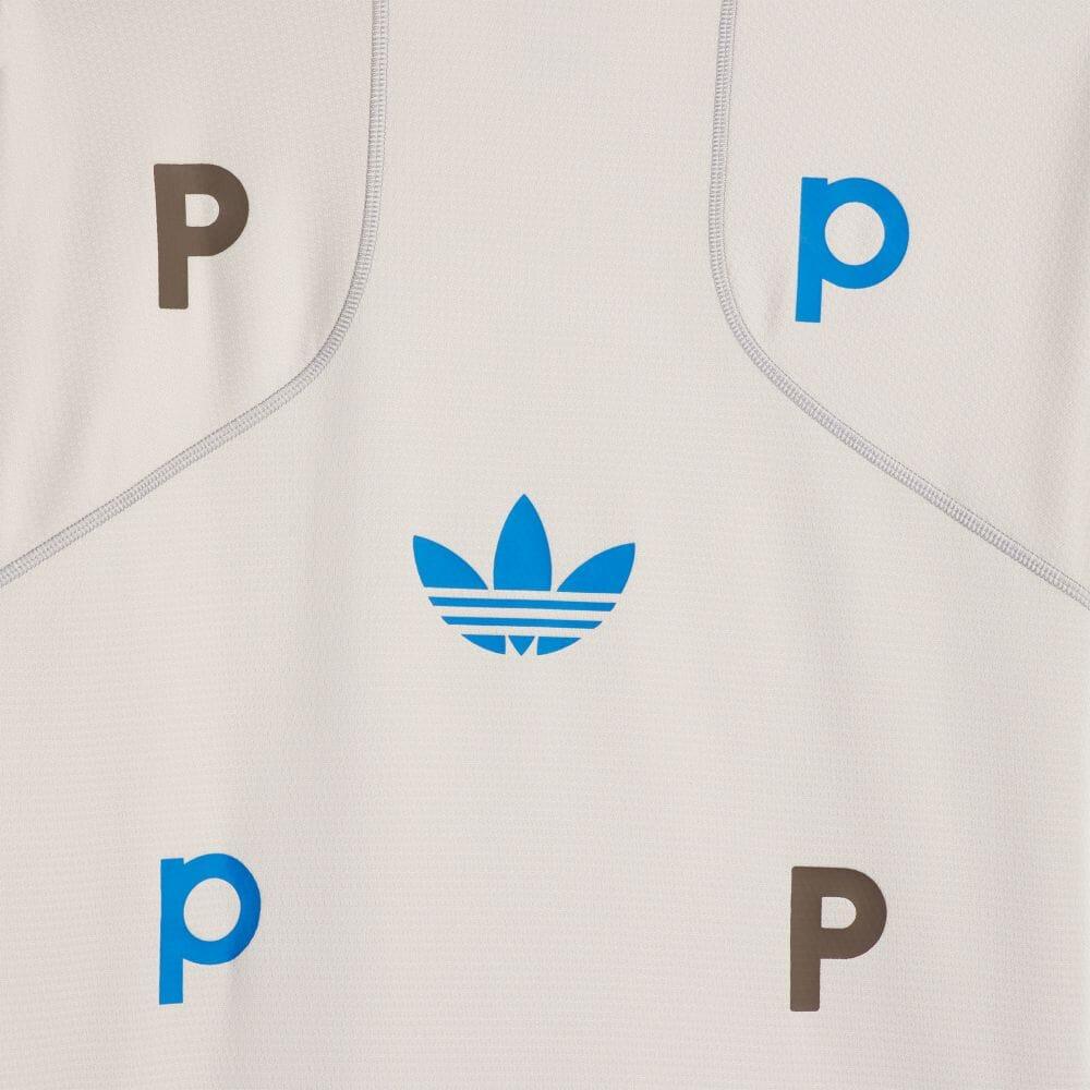 Adidas Оригинальная спортивная футболка с коротким рукавом и принтом логотипа-трилистника Pop Tech унисекс светло-серого цвета HN9135