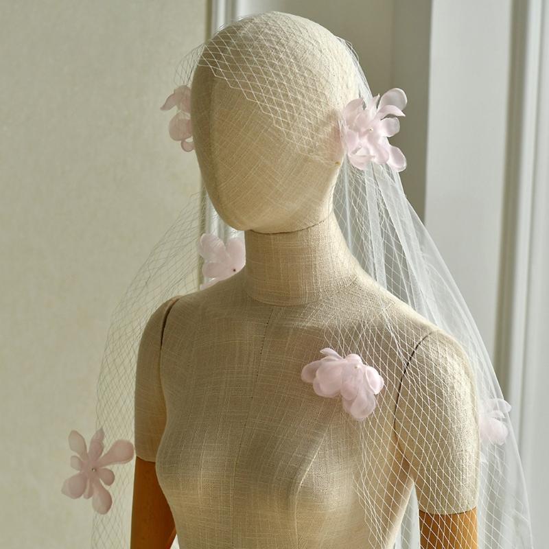 Classic White Fingertip Length Wedding Veils Easy To Secure Polyester Flower Hair Accessory For Bride