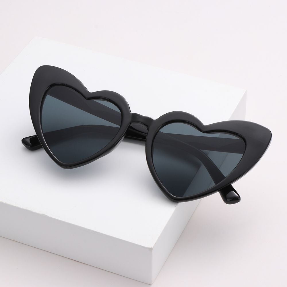 Fashion Clout Goggle Women Eyewear Heart-Shaped Sunglasses Vintage Sunglasses UV400 Protection