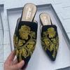 2025 весна новые этнические вышитые большие цветы на плоской подошве британские повседневные удобные остроносые ленивые полуперетягивающиеся женские туфли