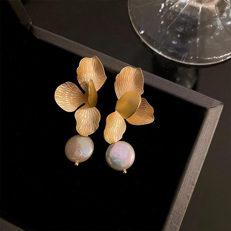 Elegant Natural Imitation Pearls Earrings For Women Vintage Golden Petals Flower Drop Earring Jewelry For Party Wedding