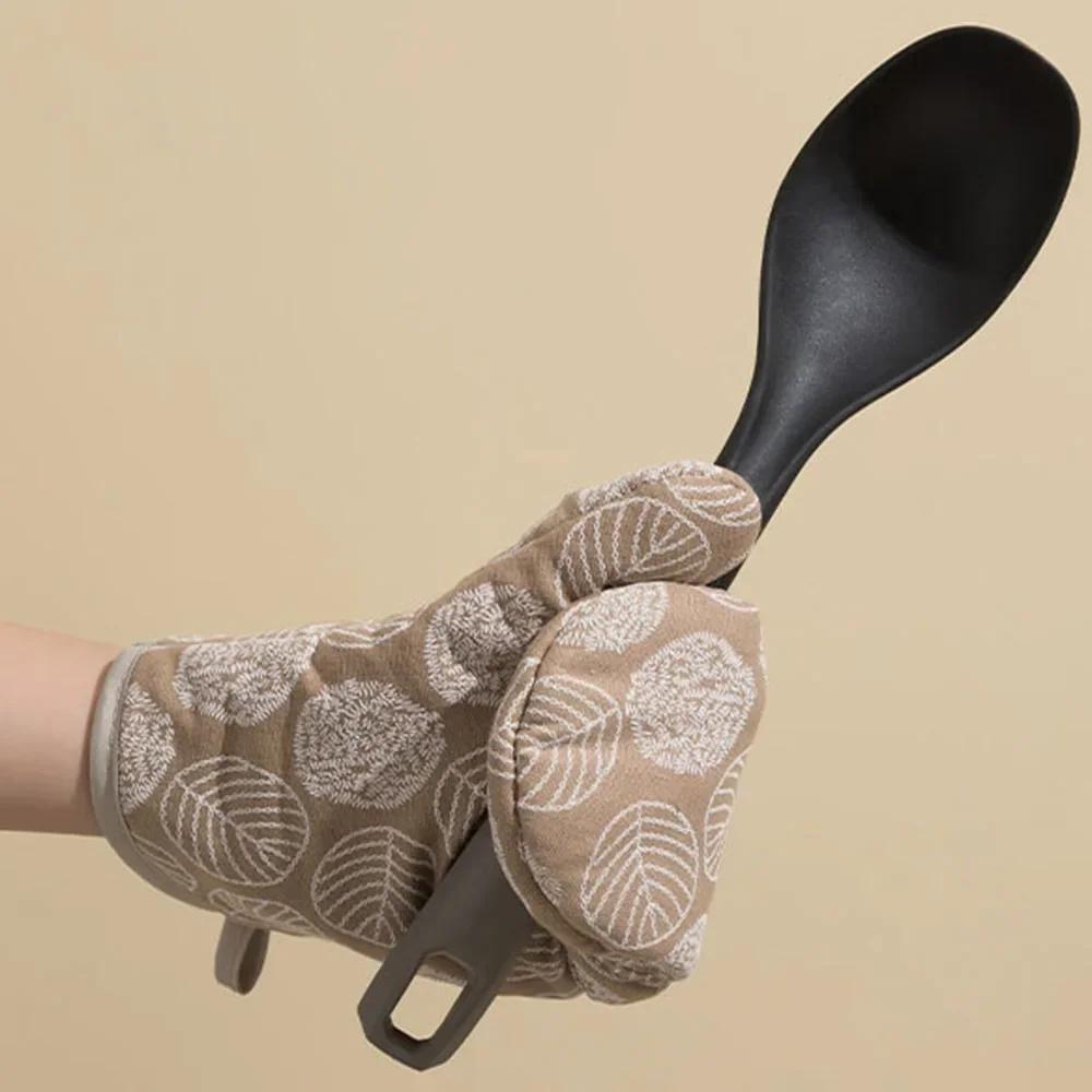 Cooking Space Baking Oven Gloves Thickened Heat Withstanding Gloves, Microwave Oven Gloves, Anti-Scalding Printed Gloves