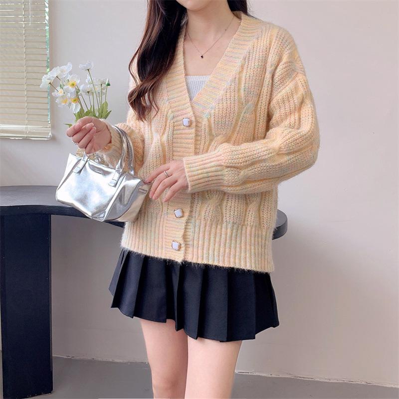 Женский кардиган крупной вязки с V-образным вырезом на осень 2024 года