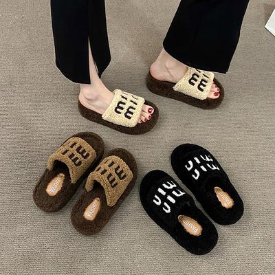 Носите пушистые тапочки на толстой подошве для женщин 2025 новые пушистые тапочки с буквой м~ осенне-зимние домашние хлопковые шлепанцы на толстой подошве для женщин