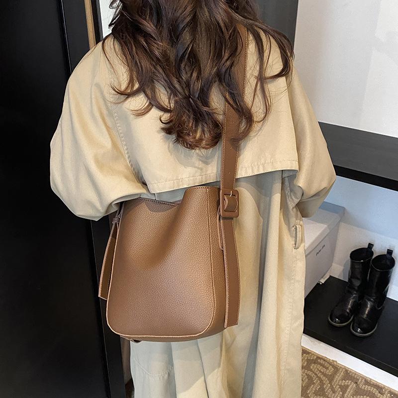 Ретро повседневная наплечная сумка женская 2025 новая мода однотонная сумка-ведро нишевый тренд сумка-мессенджер для поездок на работу