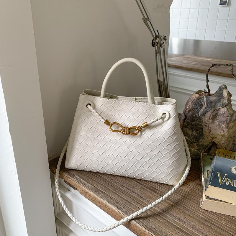 В этом году популярная супер-горячая маленькая сумка женская 2025 новая осенне-зимняя универсальная сумка-мессенджер портативная сумка-ведро для поездок на работу