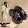 Новая толстая подошва с юбкой, выход в свет с передовым супервысоким чувством 2025 сандалии на танкетке шлепанцы женские летние уличные французский стиль