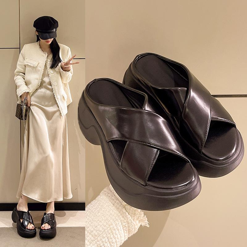 Новая толстая подошва с юбкой, выход в свет с передовым супервысоким чувством 2025 сандалии на танкетке шлепанцы женские летние уличные французский стиль