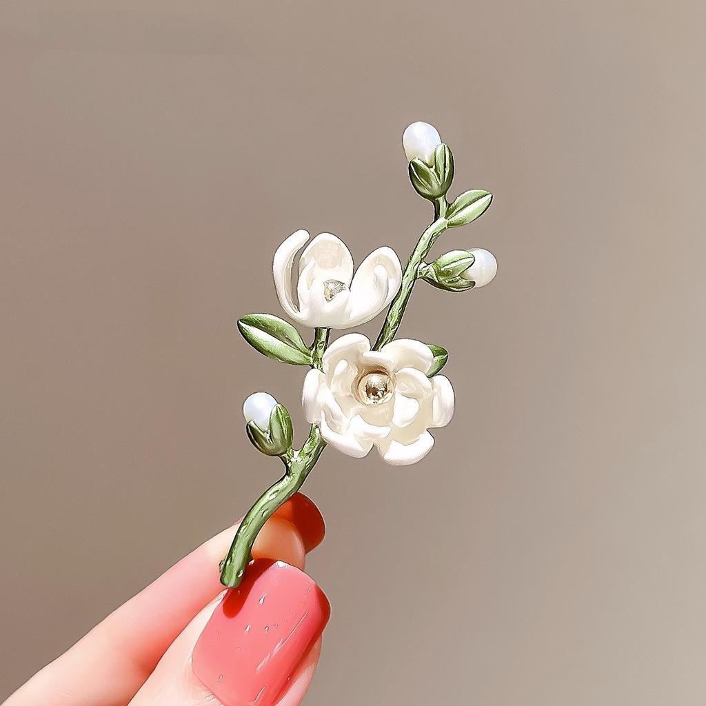 Fashion Temperament Magnolia Flower Brooch for Women White Flower Pin Brooch Dress Clothes Suit Scarf Clip Jewelry Gift