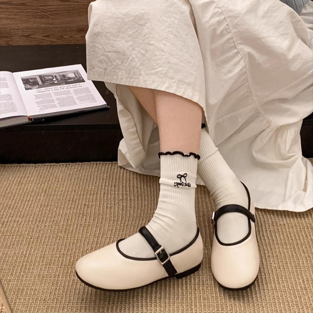 Французские ретро туфли Мэри Джейн с неглубоким горлом 2025 года, новый темперамент, универсальные, с плоским дном, простые слова, с маленькими кожаными туфлями