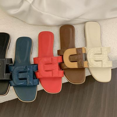 Универсальная пляжная обувь на плоской подошве, большой размер, маленькие крутые тапочки, женская уличная обувь, новые летние сандалии Xiaoxiangfeng 2025 года