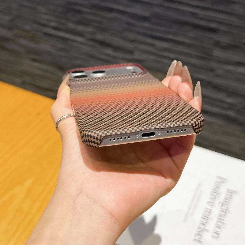 Ультратонкий магнитный чехол из Кевлара для iPhone 16/17 - Текстура углеродного волокна, Защита от падений