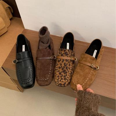 2025 зима новый однословный с леопардовым принтом замшевый гравированная пряжка ремня мягкая подошва внутренняя высота увеличение для работы通勤 женская обувь