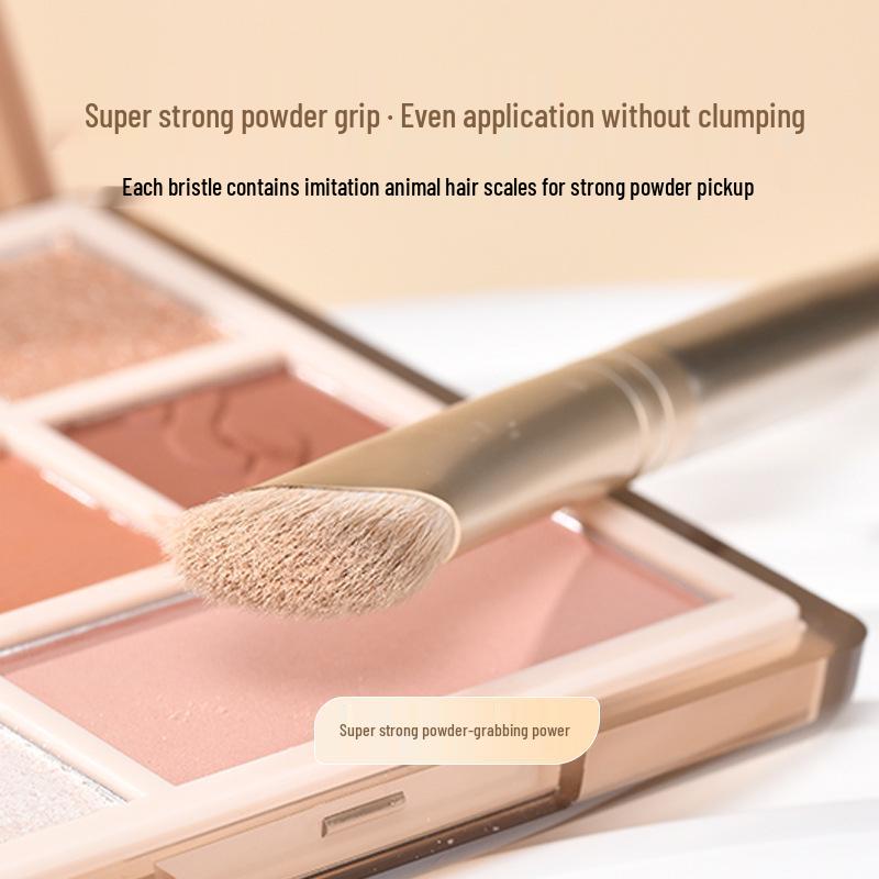 Серповидная кисть для контурирования носа: Наклонная полувеерная головка для выделения, контурирования и растушевки.. Идеальная маленькая кисть для начинающих.