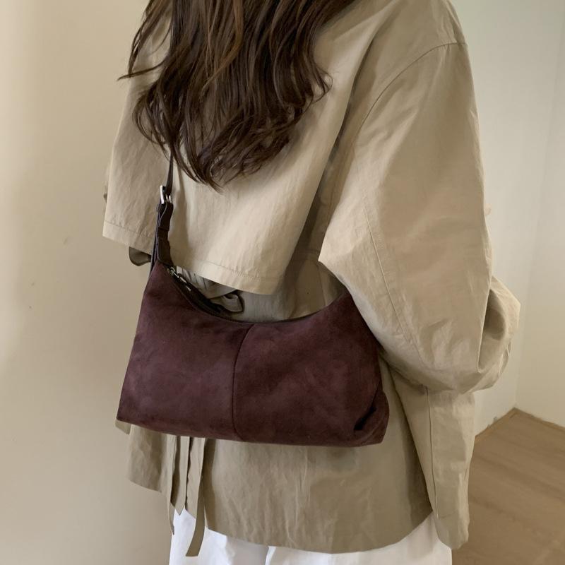 Модный замшевый изысканный универсальный с высоким темпераментом на одно плечо портативный простой 2025 осенний женский клатч-подмышка