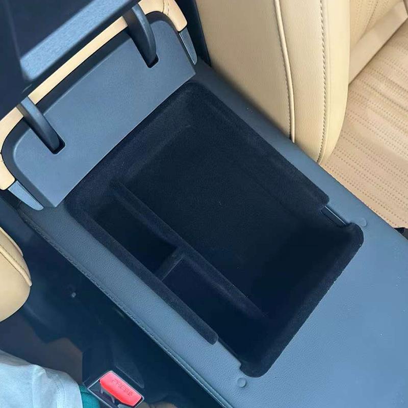 Suitable for Geely Galaxy L7 central control armrest box storage box storage box car accessories modification accessories