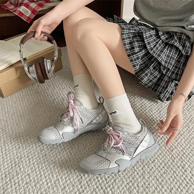 Сетчатые на плоской подошве нескользящие универсальные маленькие белые туфли женские 2025 новые летние женские модели популярны, легкие и не утомляют, кеды - т