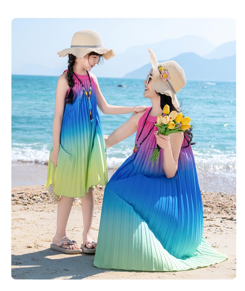 Стильные весенне-летние семейные наряды: Платья для матери и сына и матери и дочери