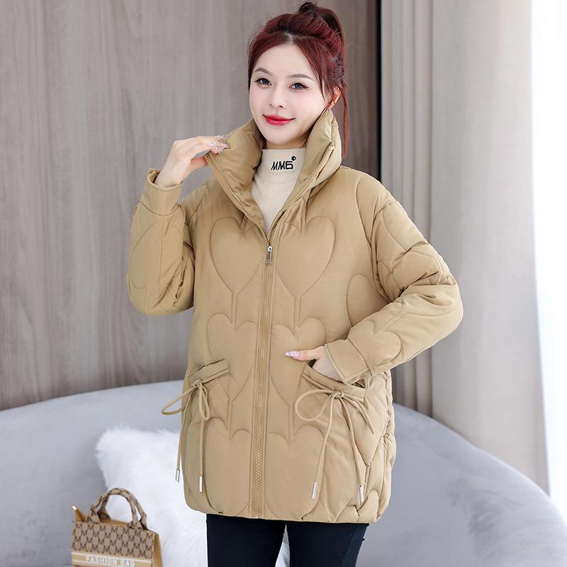 Хлопковая одежда большого размера женская толстая мм зимняя короткая новая модная стойка воротник любовь тиснение свободное хлопковое пальто