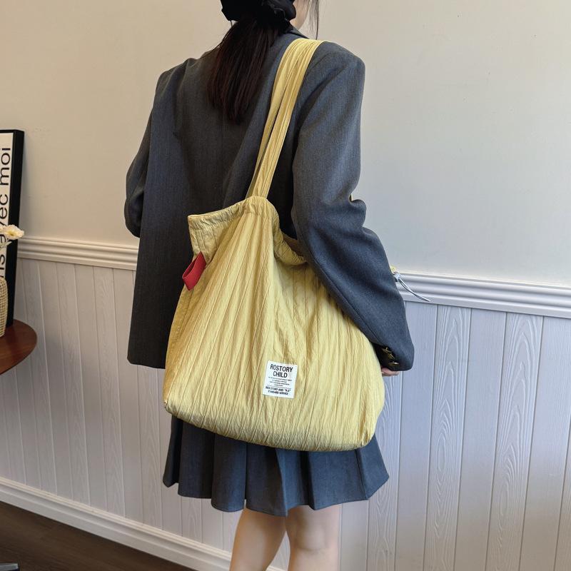 Simple solid color striped pleated nylon bag women's autumn and winter shoulder messenger bag large capacity canvas bag commuter bag