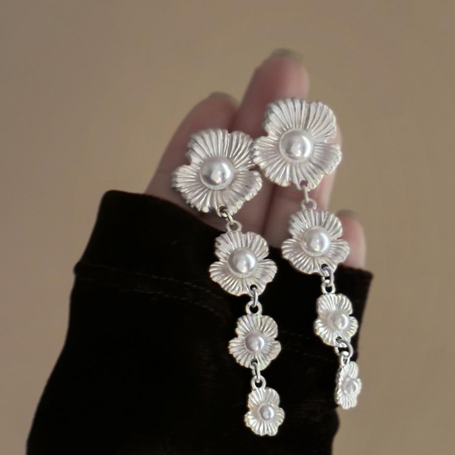Серьги с жемчужными цветочными кисточками, серьги, подчеркивающие стиль «Холодный ветер», серьги в нишевом стиле, отражающие чувство стиля.