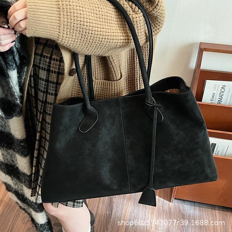 Ретро матовая сумка женская большой вместимости 2025 новая модная популярная простая сумка через плечо сумка-тоут для通勤