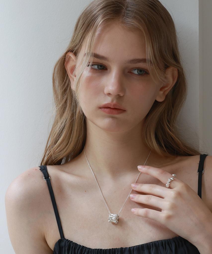 Reindeer Murmur Necklace 01