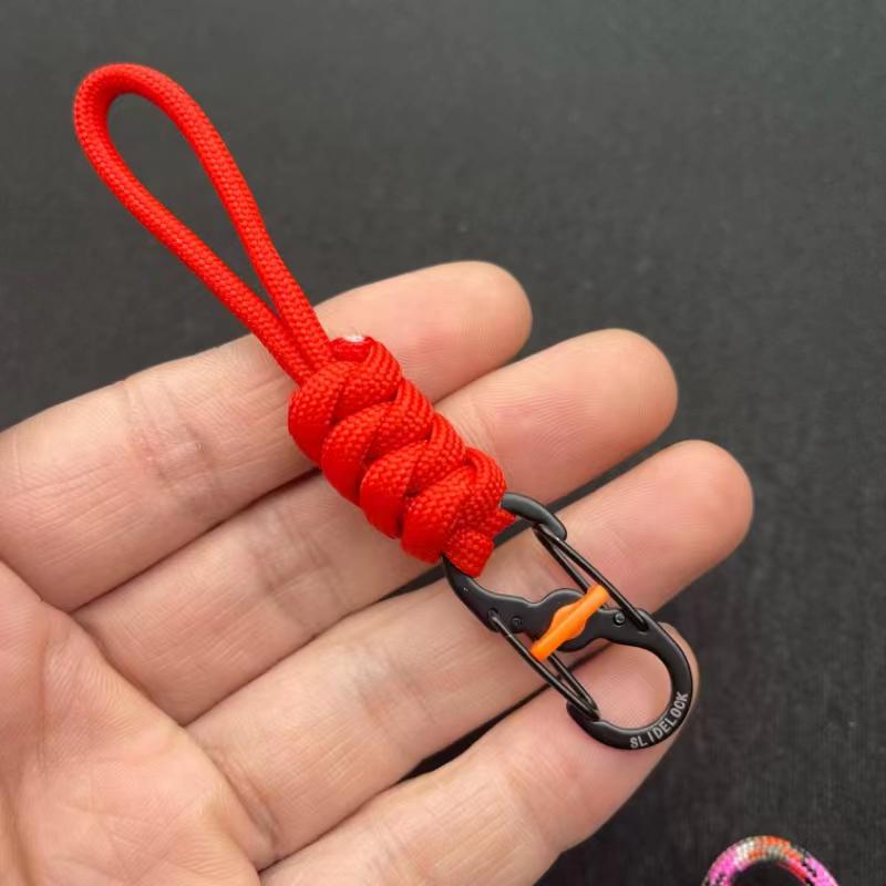 Компактный брелок-антивор из паракорда с запирающимся крючком и пряжкой «восьмерка» для использования на открытом воздухе