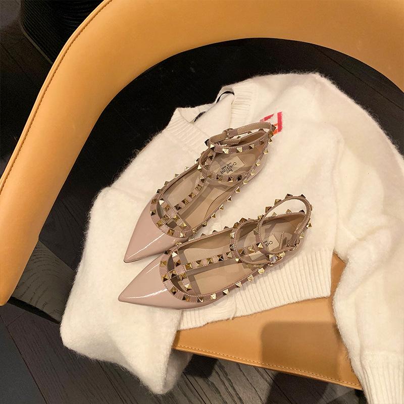 Версия из овчины~ Кожаные туфли-лодочки с острым носком, неглубоким вырезом и ремешком с заклепками, женские плоские туфли на каждый день