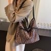 Вместительная сумка-мессенджер с бантом в студенческом стиле для женщин 2024 года, новинка осени и зимы с леопардовым принтом на два плеча сзади и на одно плечо