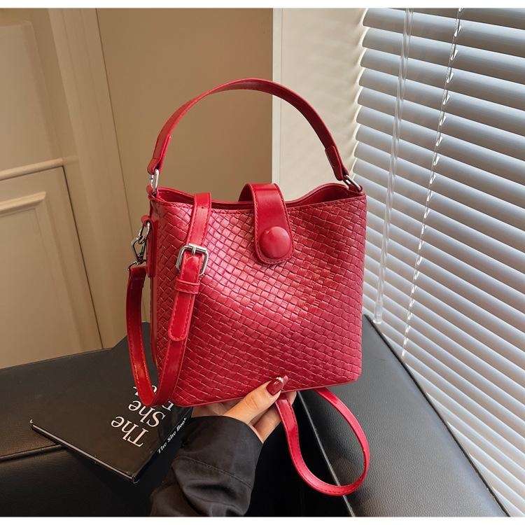 New Woven Bucket Bag, Large-capacity Fashionable Weaving, Simple Contrasting Color, Shoulder Bag, Messenger Bag.