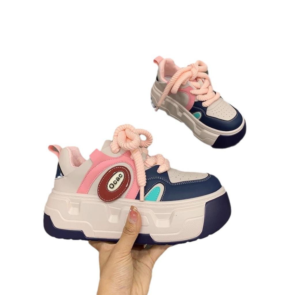 Маленький человек на толстой подошве, маленькие белые туфли на подошве-маффине, новая дышащая повседневная обувь весной 2025 года, модные нишевые кеды в цветовой гамме