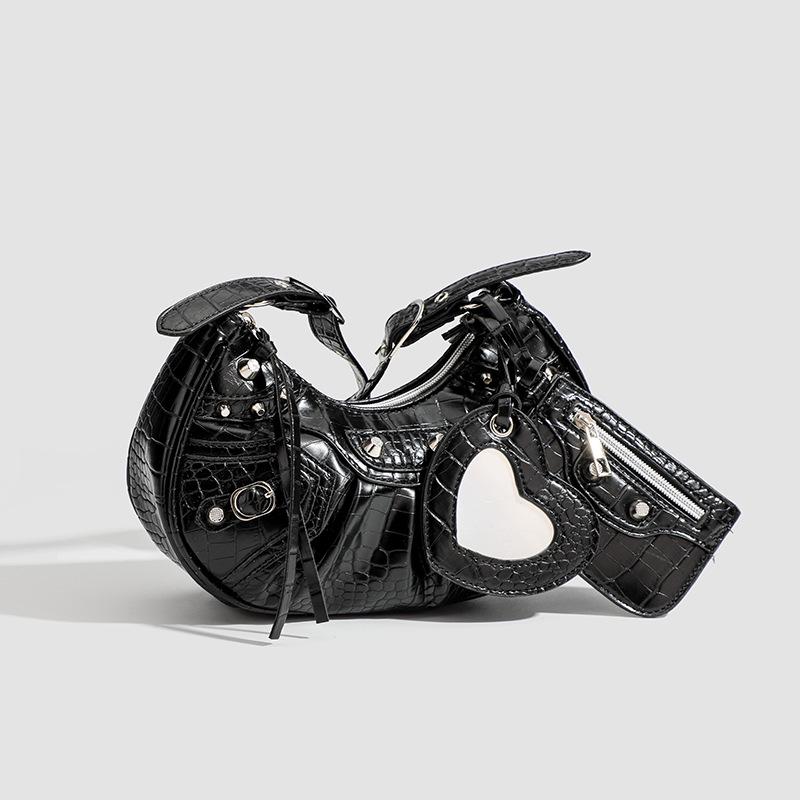 Женская плиссированная сумка для мотоцикла в форме полумесяца 2023 года с заклепками и кисточками