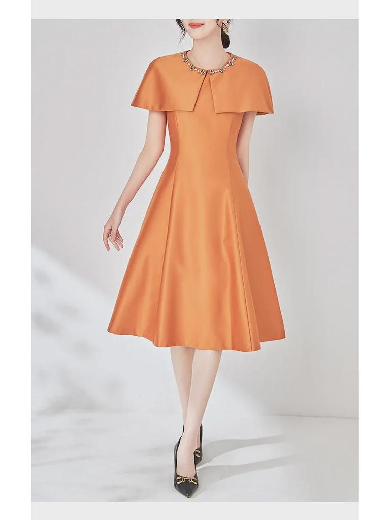 Высококачественное платье-накидка без рукавов с отделкой в виде бриллиантовых гвоздей