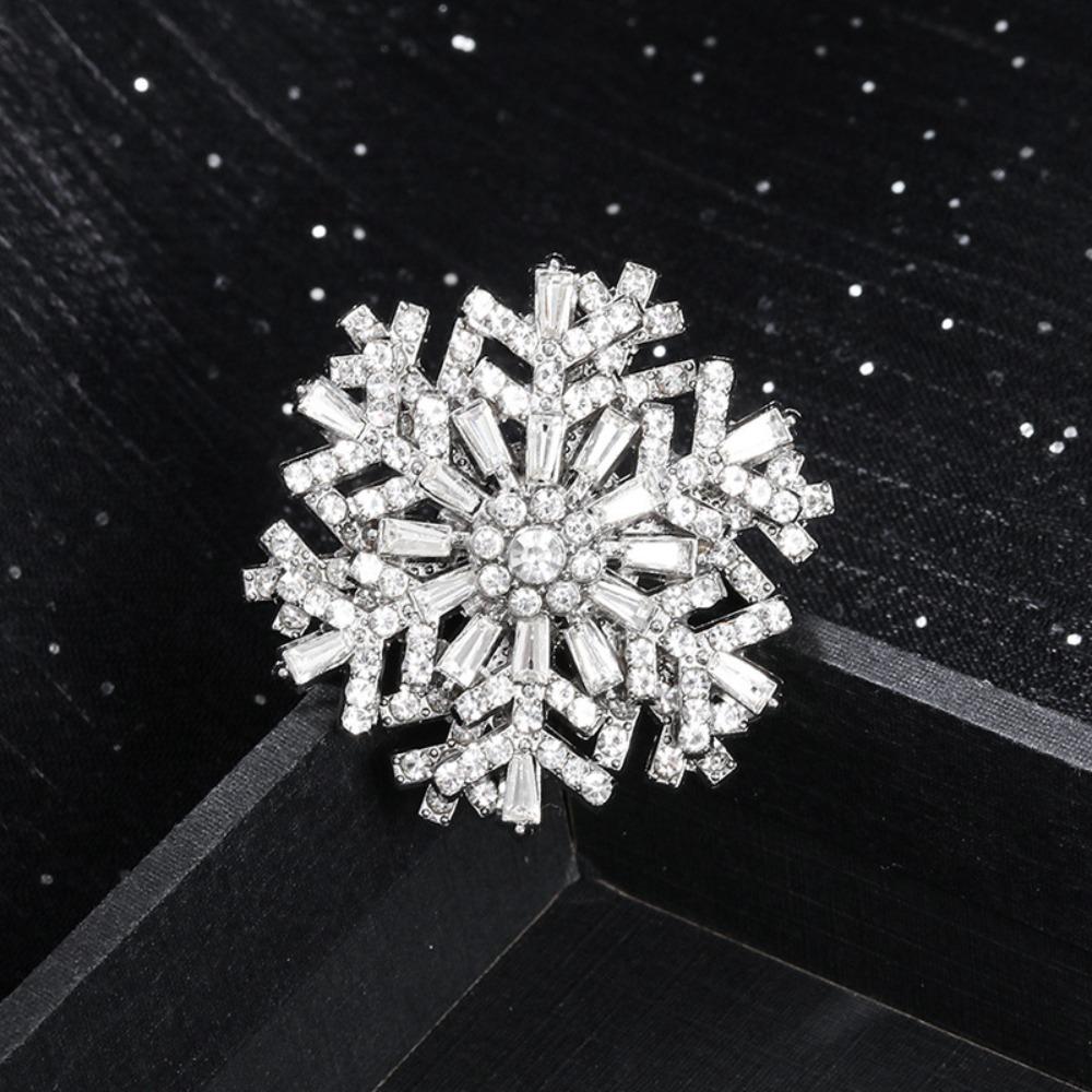 Sparkling Creative Snowflake Pin Rhinestone Zinc Zinc Alloy Zircon Badge Valentine's Day