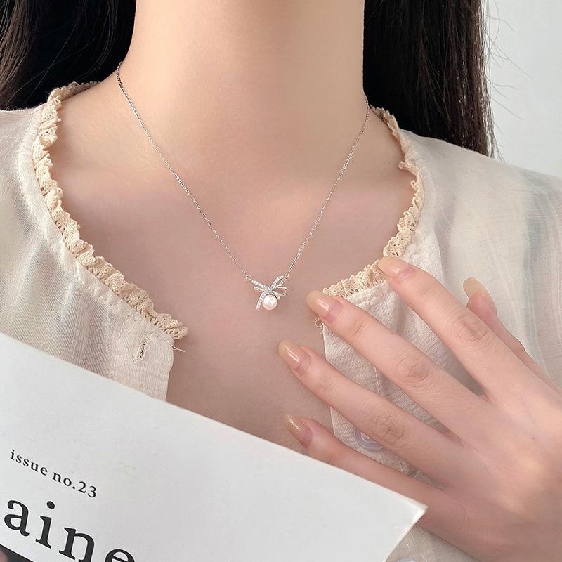 Милое жемчужное ожерелье-бантик для женщин, легкая роскошь и ощущение высокого класса, небольшое украшение на цепочку для воротника