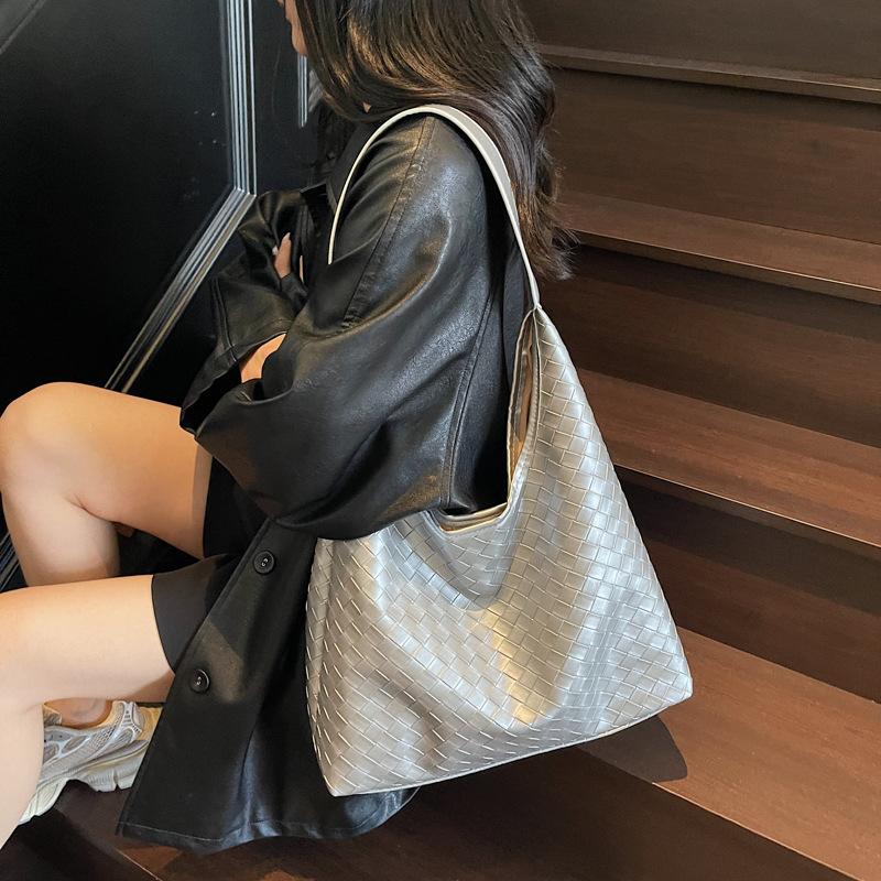 Женская сумка-тоут большой вместимости с премиальным плетеным узором, новая 2025, легкая, роскошная, с темпераментом, для通勤, на одно плечо, подмышку