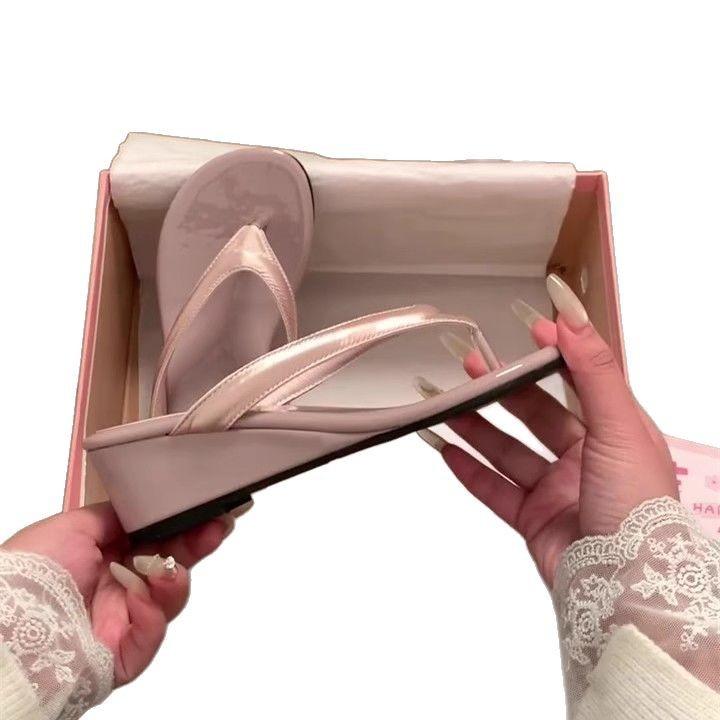 Французский скошенный каблук, щиплющие ногу, крутые тапочки, женская высококлассная уличная обувь, новинка 2025, шлепанцы в сказочном стиле, летняя юбка